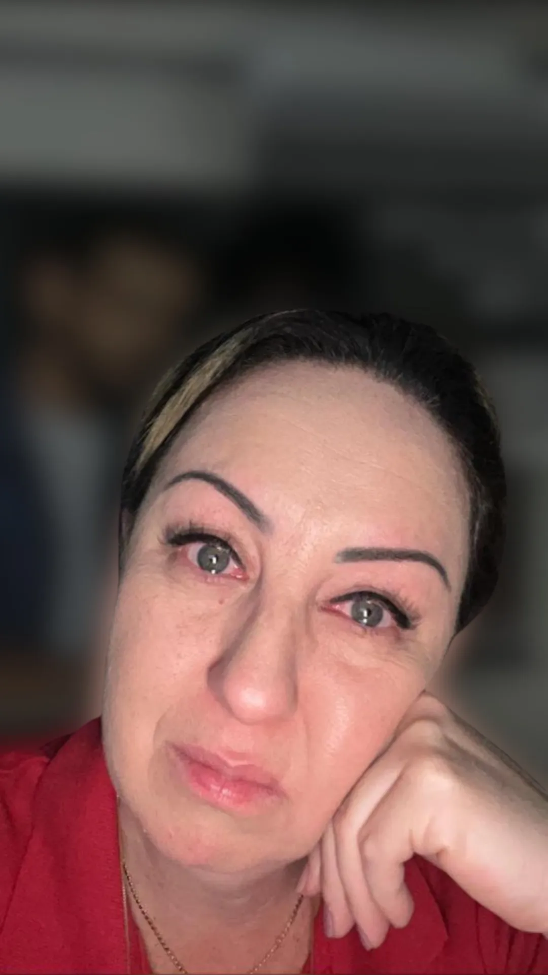 Marina chorando dentro da agência bancária